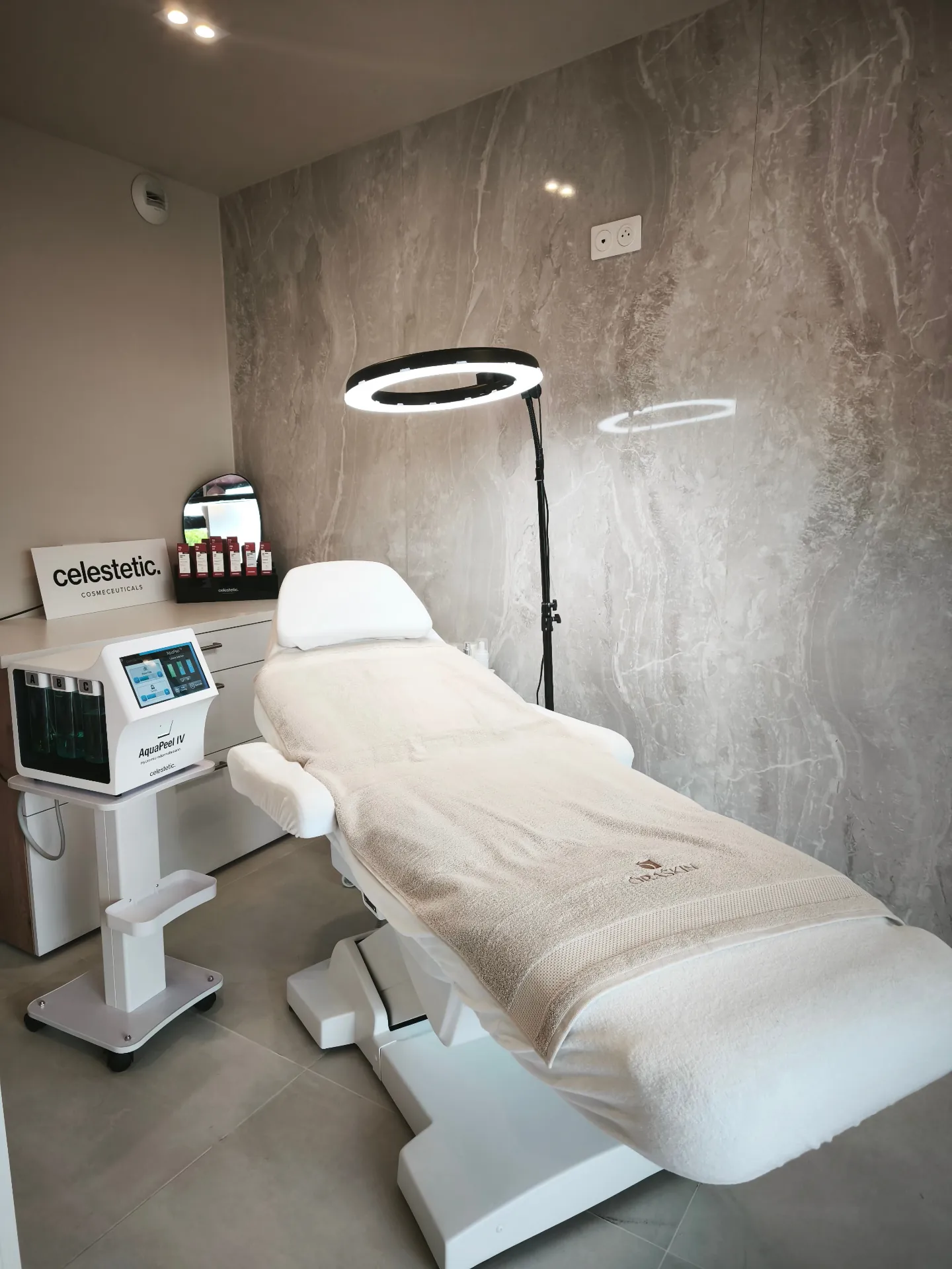 Cabine Hydraskin Oraskin Lille : appareil AquaPeel IV Celestetic