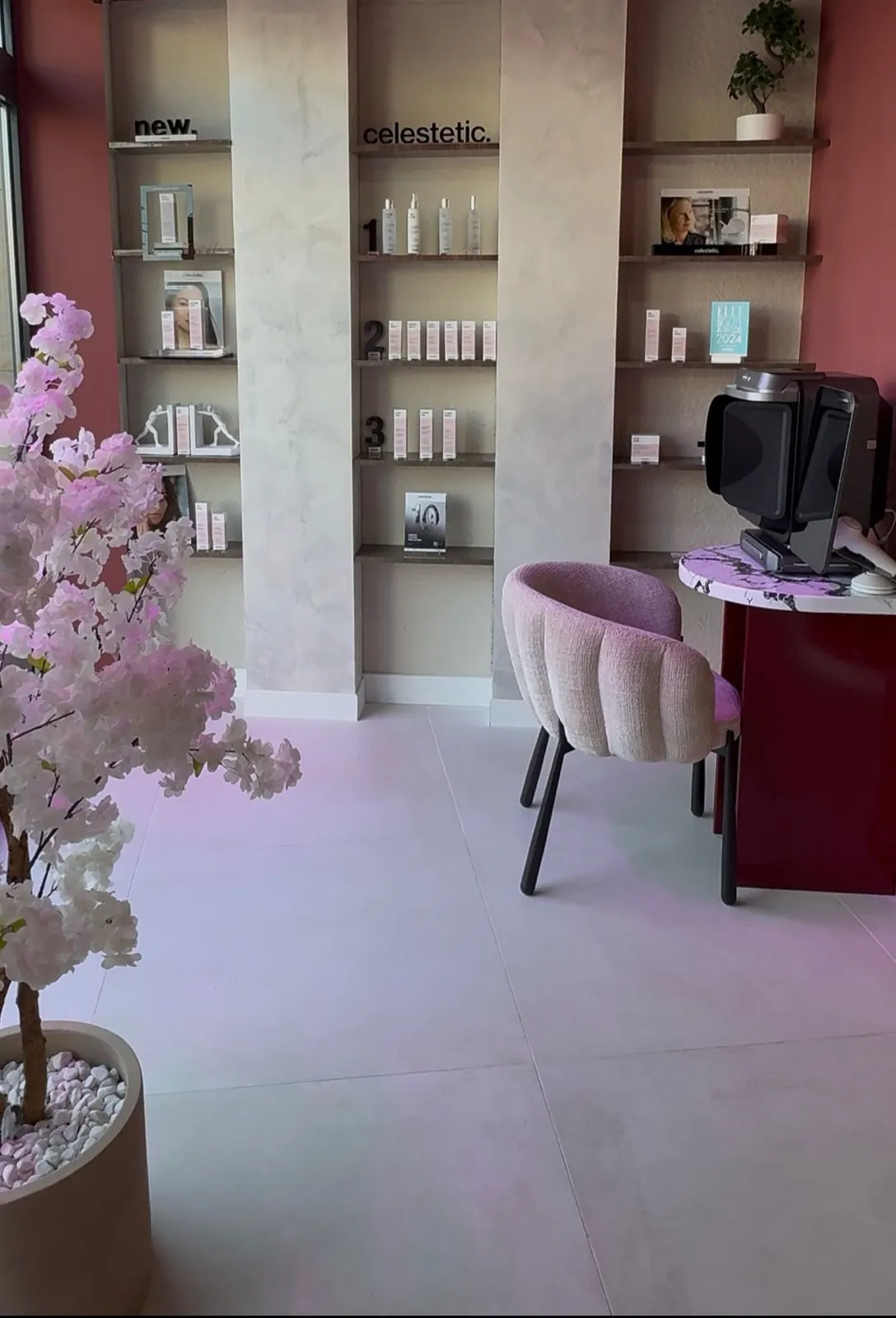 Détail intérieur : espace produits Celestetic au Centre Oraskin