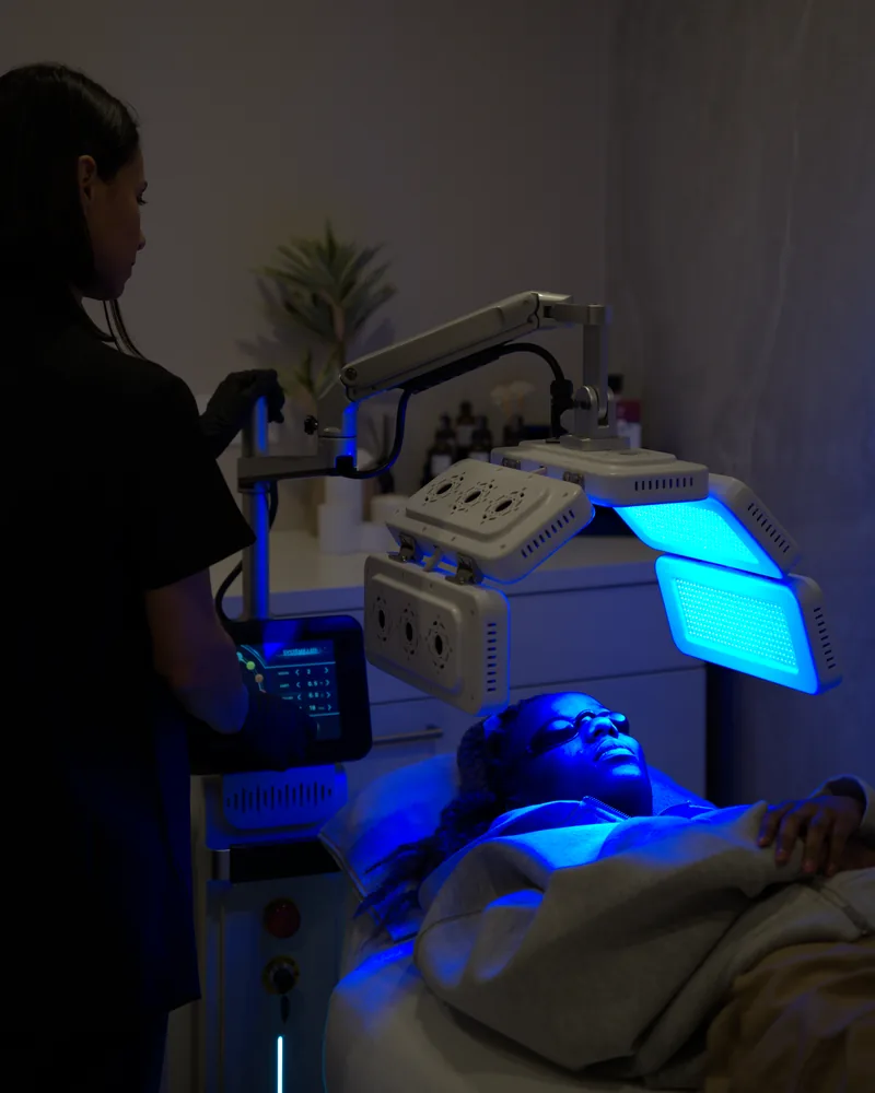 Panneau de photothérapie LED bleue allumé au-dessus du visage chez Oraskin à Lille