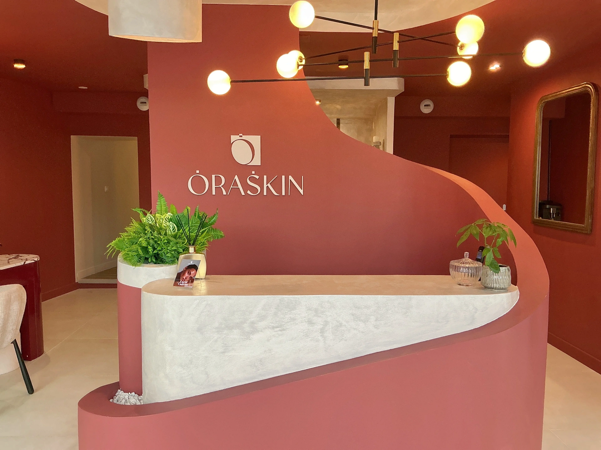 Accueil du Centre Oraskin à Lille : comptoir signature avec logo Oraskin
