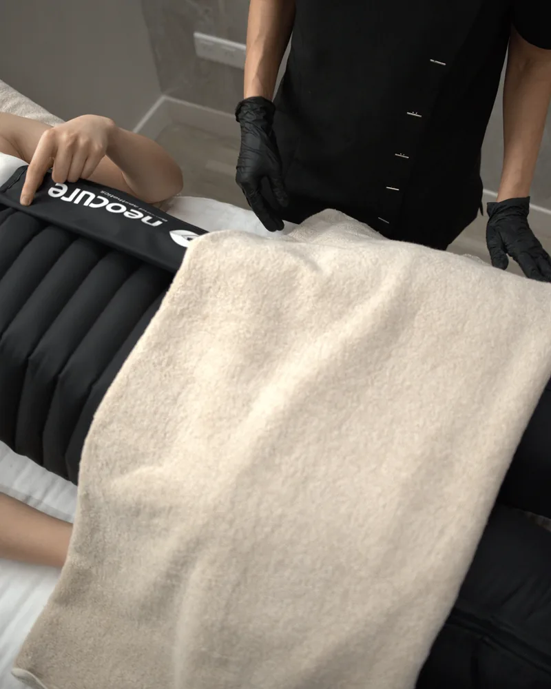 Bottes de pressothérapie enfilées sur les jambes pendant une séance chez Oraskin à Lille